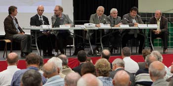 De gauche à droite : Vincent Rebour(IRSN), Jean-Christophe Gariel (IRSN), François Rollinger (IRSN), Jean-Claude Darras, Présidence de la réunion, ancien Président du Tribunal Administratif de Marseille et membre de plusieurs commissions particulières de Débat public (CPDP), Yves le Bellec, Maire de Pierrelatte, Gérard Chaumontet, vice-président du Conseil général de la Drôme et Jean-Pierre Lambertin, Vice Président délégué du Conseil général de Vaucluse et Maire de Lapalud. © Noak/Le bar Floréal/IRSN.