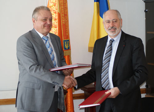 Sergyi Bozhko, président de l’Autorité de sûreté nucléaire ukrainienne SNRIU (à gauche), et Jacques Repussard, directeur général de l'IRSN (à droite), le 29 avril 2015 à Kiev
