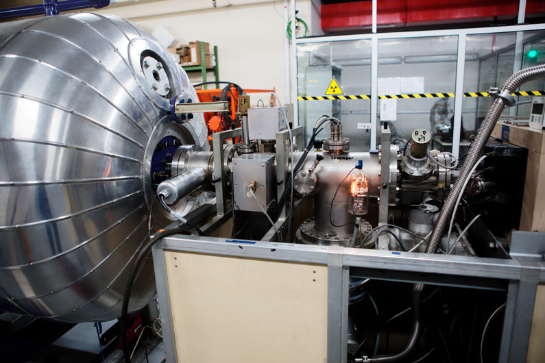 Détail de l'accélérateur Aglaé dans le laboratoire du C2RMF