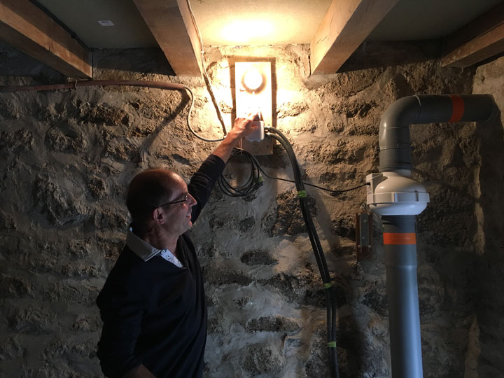 Présentation par un particulier du système mis en œuvre afin d’abaisser le taux de radon dans son logement