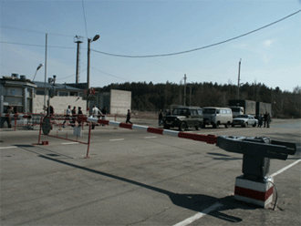 Poste de contrôle à l'entrée de la zone d'exclusion