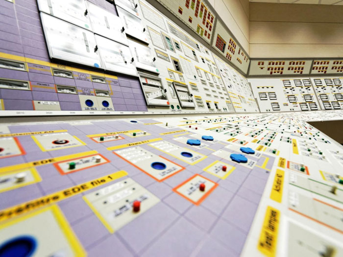 Le poste Moyen de Conduite de Secours (MCS) en salle de commande de l'EPR