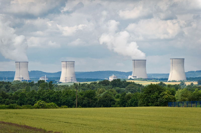 Vue des 4 aéroréfrigérants de la centrale de Cattenom, en Moselle