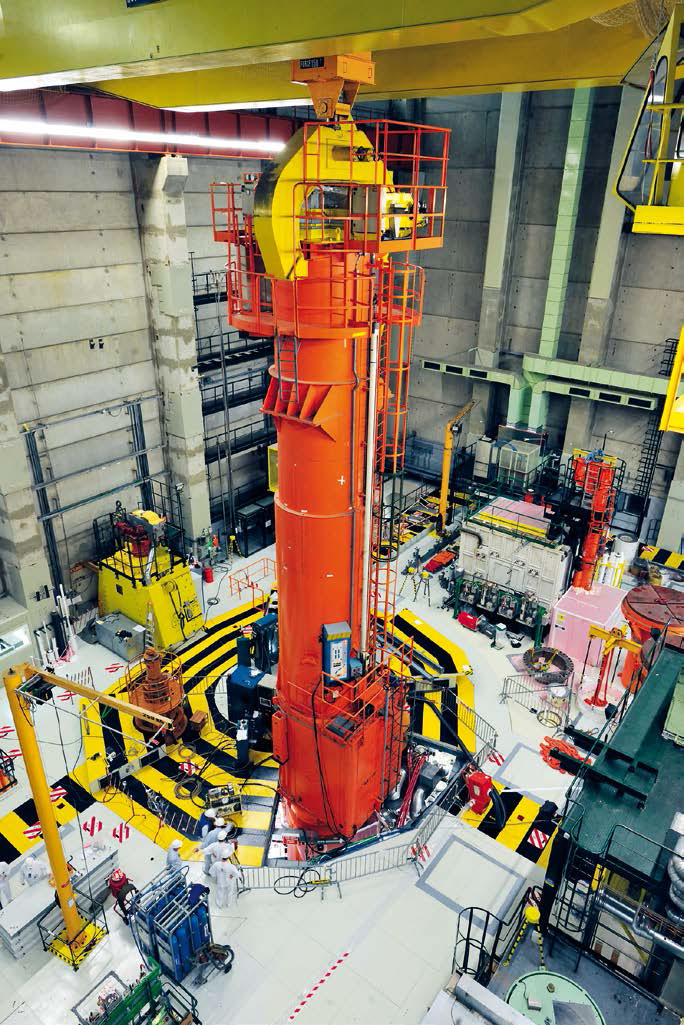 Vue plongeante depuis le toit du bâtiment réacteur Phénix