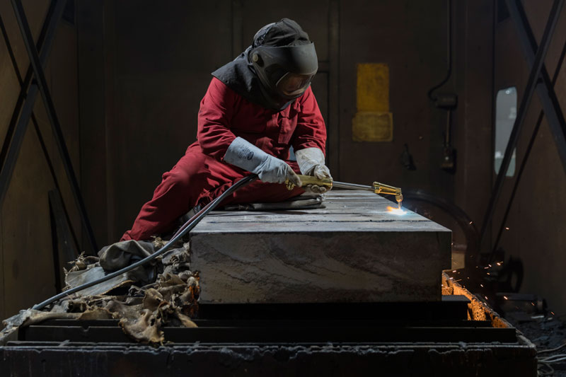 Opération de découpe d’une plaque d’acier en casemate