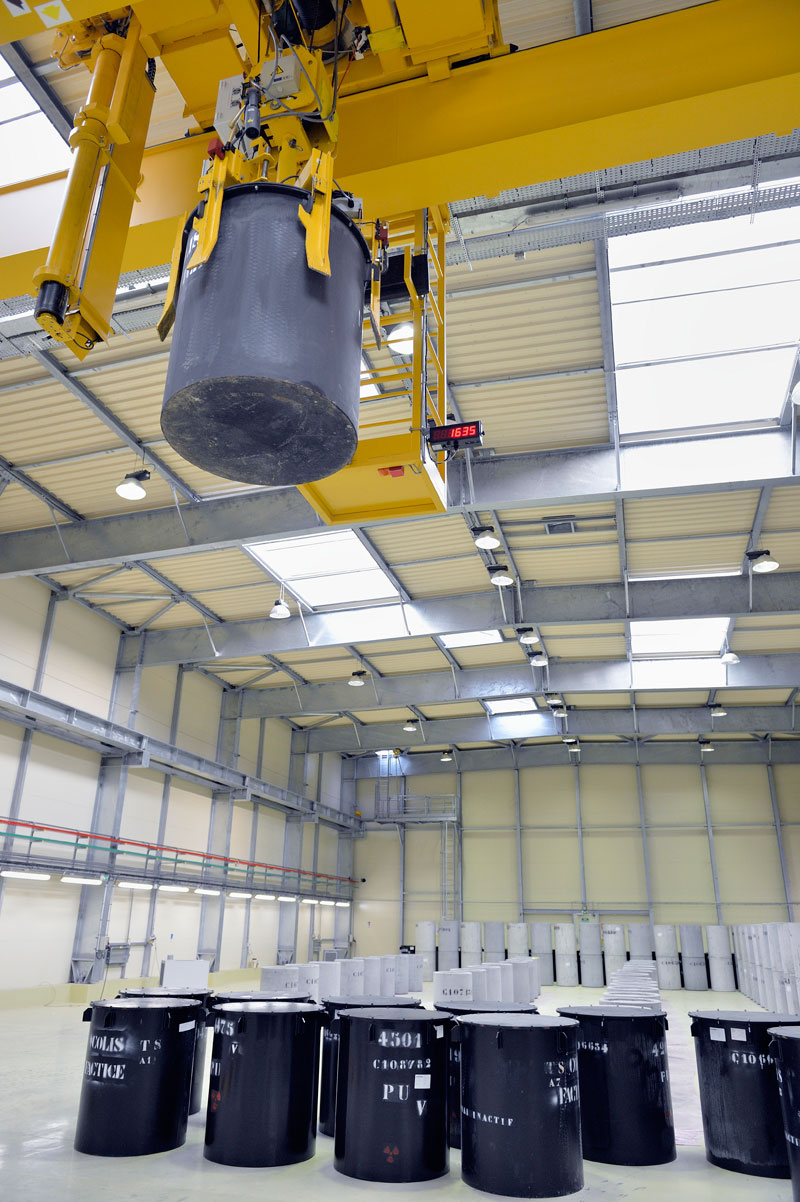 Colis de déchets radioactifs de faible et moyenne activité à vie longue au CEA de Cadarache