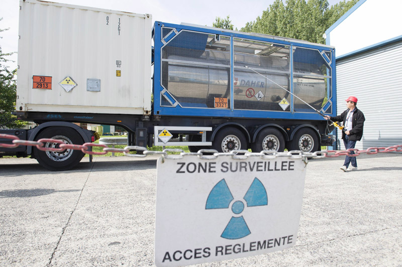 Contrôle d’un conteneur de combustibles d’une centrale nucléaire à l’aide d’un radiamètre et d’une sonde téléscopique