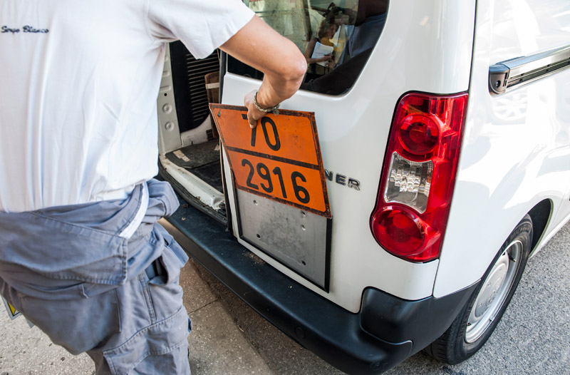 Pose de la signalisation obligatoire relative avant un transport d’un gammagraphe industriel utilisée à des fins de contrôles non destructifs