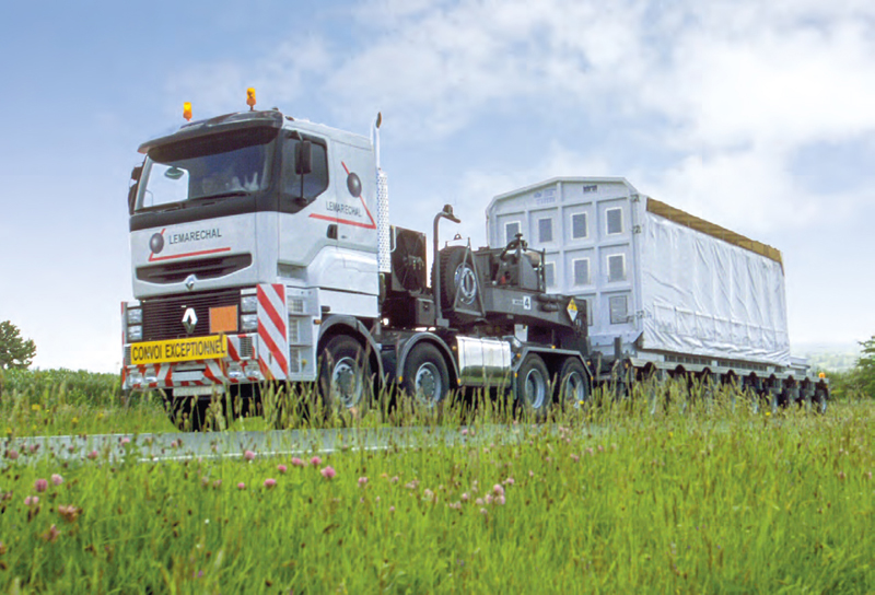 Transport d'emballage de combustibles usés vers l'usine de traitement des combustibles de La Hague, dans la Manche 