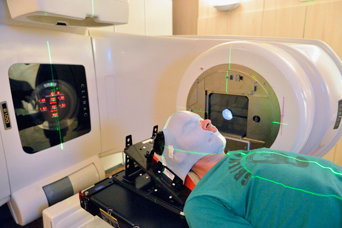 Intervention à la centrale de Fukushima Daiichi : création d'une ouverture afin d'accéder au réacteur 2. (©TEPCO)