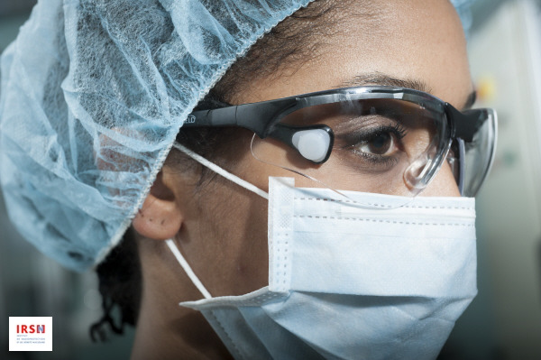 Le nouveau dosimètre utilise la technologie de dosimétrie par thermoluminescence (TLD)