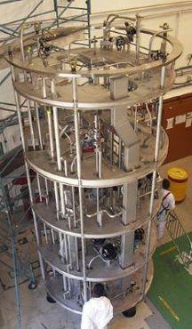  Introduction du caisson eau sous pression (EP) dans le hall du réacteur (c) Michel Thurin / Médiathèque IRSN 