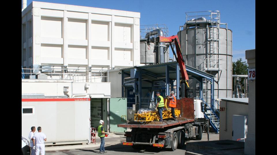 Cabri - ​Arrivée du dispositif à l'entrée du hall du réacteur CABRI. (c) Gilles Bertin-Maghit / IRSN