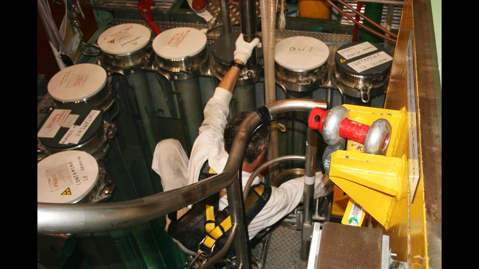 Manutention du dispositif pour le placer dans la cuve de stockage. (c) Gilles Bertin-Maghit / IRSN