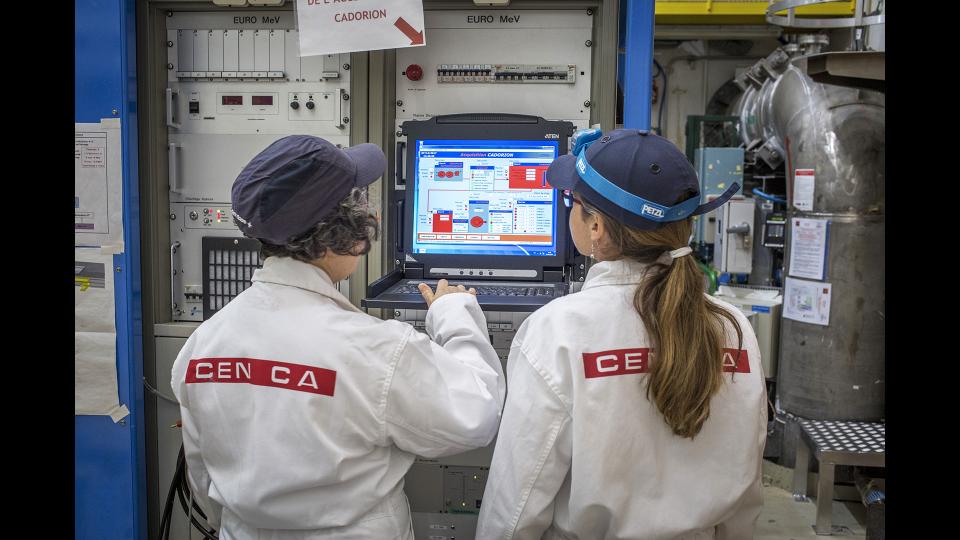 expérimentatrices au Laboratoire d'expérimentation (c) Jean-Marie Huron / Médiathèque IRSN