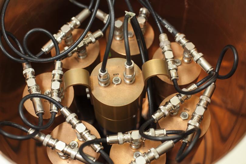 Photomultiplicateurs du système anti Compton . © Francesco Acerbis/IRSN