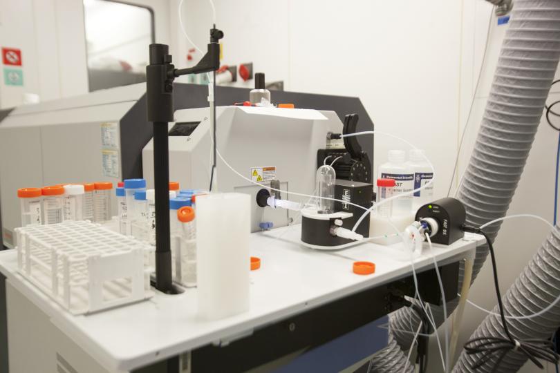 Système d’introduction de l’échantillon dans l’ICP-MS secteur magnétique.  © Francesco Acerbis/IRSN 