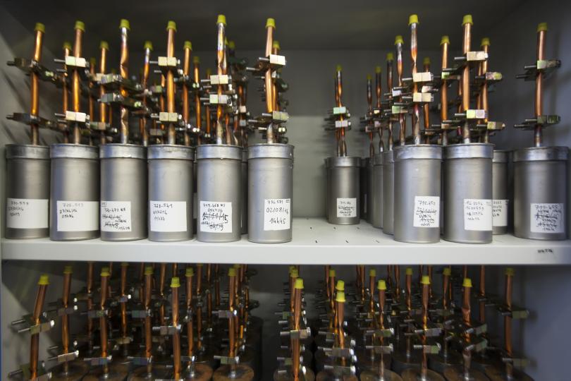 Stockage des conteneurs de dégazage sous vide. © Francesco Acerbis/IRSN