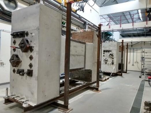 Installation macumba - Deux maquettes du projet COBRA sur la dalle d'essai de MACUMBA