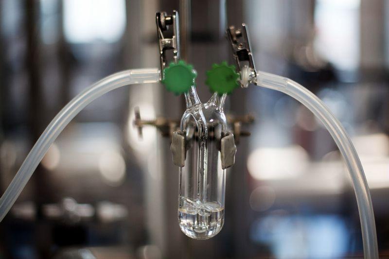 Installation Persée - Réacteur chimique où est produit de l’iode gazeux par interaction du diméthyl sulfate avec une solution d’iodure de sodium. L’iode est ensuite transféré dans le circuit de l’installation PERSEE.