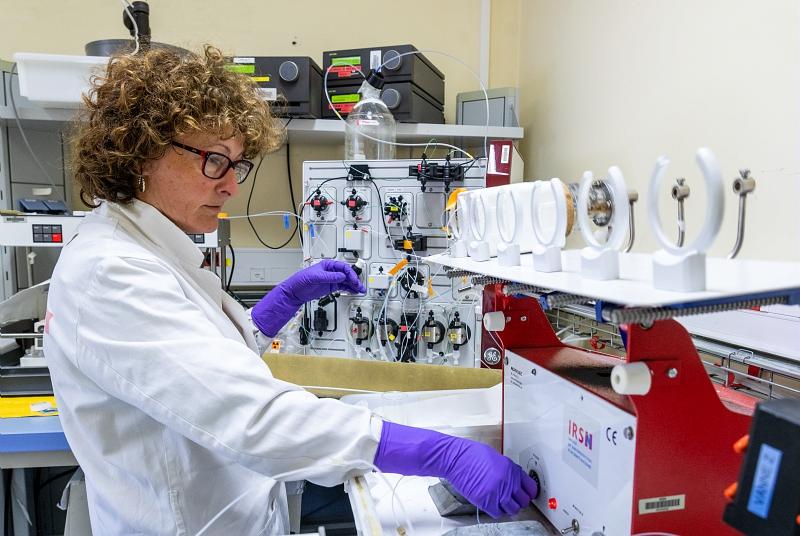 Le Laboratoire de recherche sur les transferts de radionucléides dans les écosystèmes terrestres (LR2T) est situé à Cadarache, dans les Bouches-du-Rhône. Dirigé par Arnaud Martin-Garin, l’équipe est constituée de chercheurs et ingénieurs, de techniciens et accueille également des doctorants.  Le LR2T est rattaché au Directeur de l’Environnement au sein du Pôle « Santé et Environnement » (PSE).  Il mène des études et des recherches dans le but de caractériser les processus d’exposition des organismes vivants