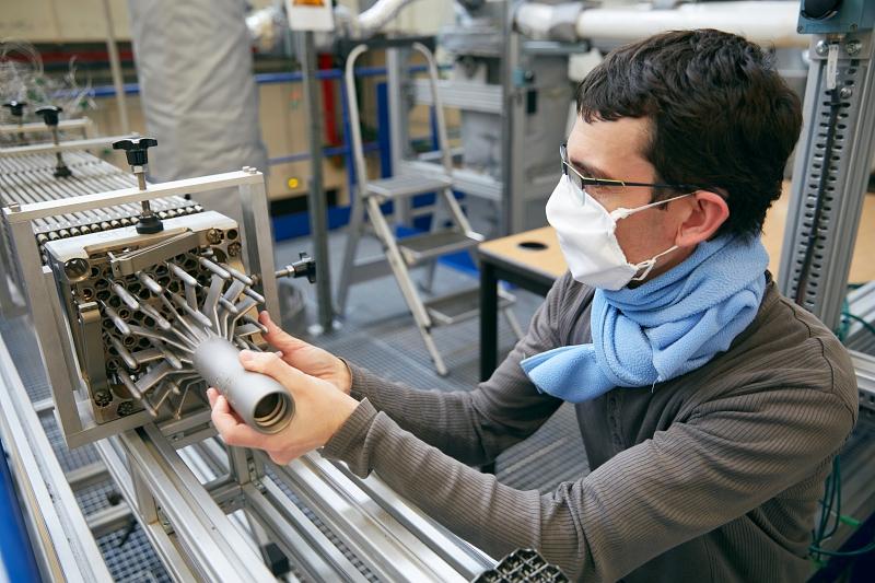 IRSN - Installation ASPIC - grappe bouchon", dispositif qui équipe les assemblages combustibles ne comportant pas de crayons absorbants - © Médiathèque IRSN