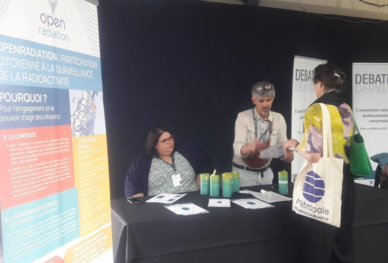 Le stand de l'IRSN aux 7èmes Rencontres européennes de la participation, avec la distribution de capteurs Openradiation.