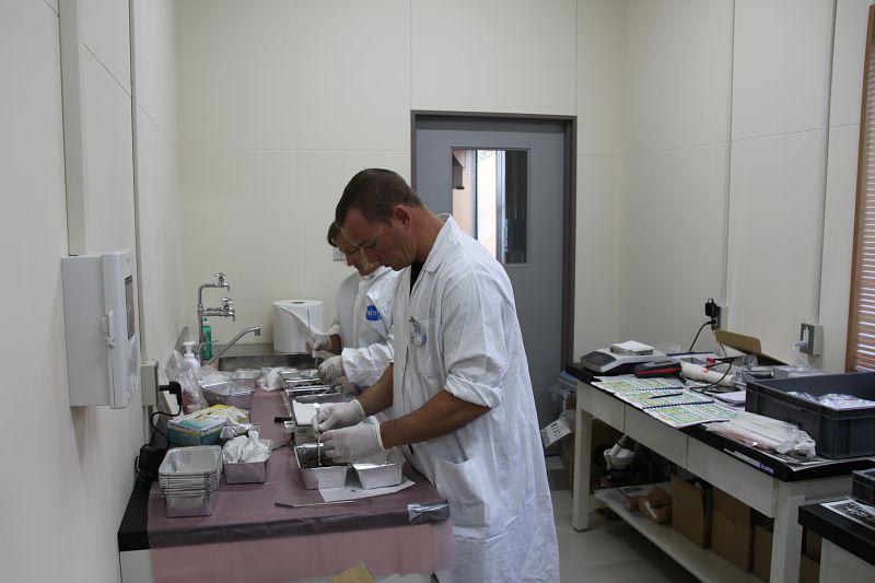 Franck Giner, technicien de l'environnement au Laboratoire d'études radioécologiques en milieu continental et marin (LERCM) et Sabine Charmasson, chercheuse en radioécologie au LERCM, préparent des échantillons à partir des prélevements effectués sur le littoral et en mer - © Médiathèque IRSN