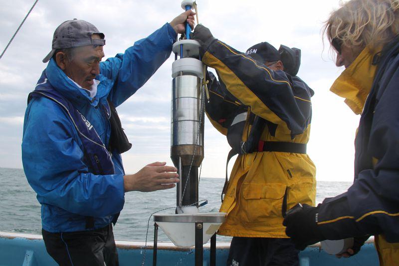 L'équipe du Laboratoire d'études radioécologiques en milieu continental et marin (LERCM), en collaboration avec l'Institute of Environmental Radioactvity de l'Université de Fukushima réalise un prélèvement sédimentaire à l'aide d'un carottier UWITEC - © Médiathèque IRSN