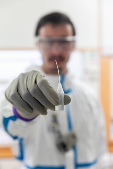 laboratoire LEI -  micro bottle surmontée d'un capillaire. Ce contenant développé par l'IRSN permet de déposer de très faibles quantités de liquide radioactif utile pour la préparation des étalons - © Médiathèque IRSN