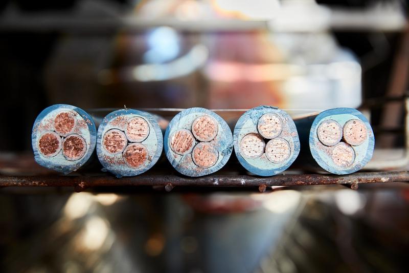 Gros plan sur un chemin de câbles électriques installé sur le dispositf CISCC - ©  Philippe Dureuil/Médiathèque IRSNO