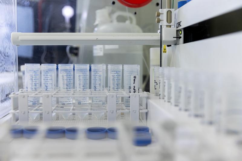 Echantillons positionnés dans un passeur avant mesure par ICP-AES. Les éléments habituellement mesurés avec cet équipement au LERCA sont le fer, le nickel et le strontium - © Médiathèque IRSN