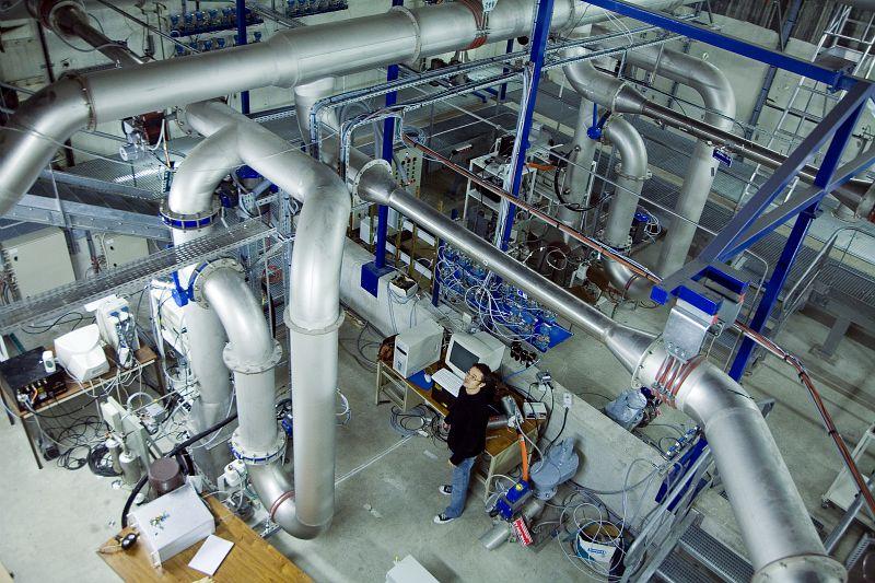 Programme international sur les feux Prisme. Tubulaire d'extraction des fumées dans l'enceinte de confinement de la salle de feu et capteur d'analyse - © Noak/Le bar Floréal/Médiathèque IRSN