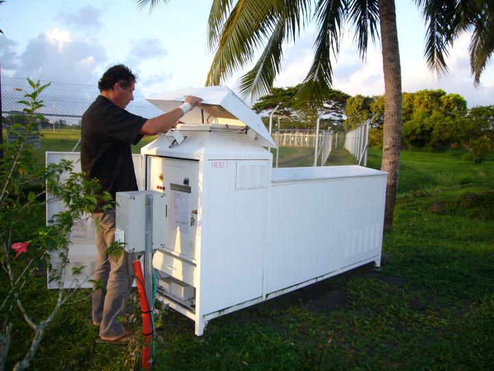 un scientifique de l'IRSN effectue un prelevement en polynésie française