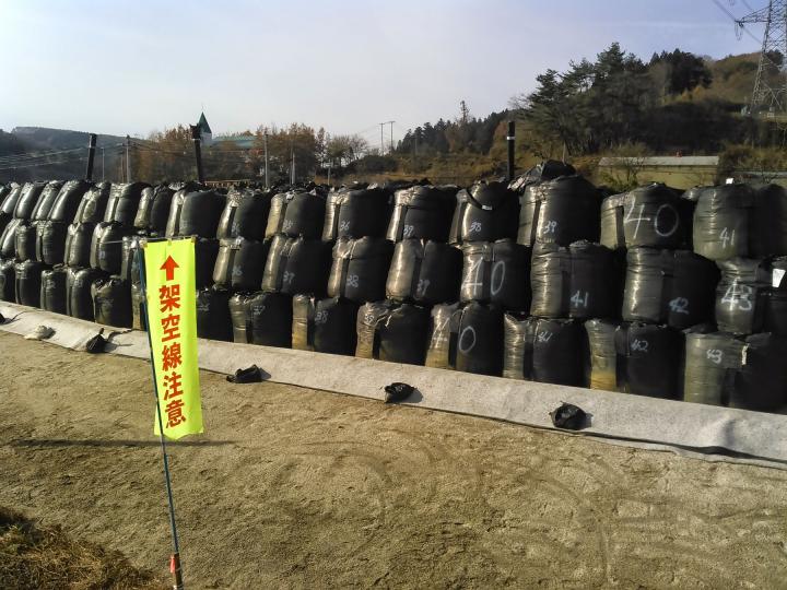 Accident de Fukushima Daiichi : Entreposage temporaire des déchets issus de la décontamination des surfaces urbaines, agricoles et forestières. © Loic Carasco/Médiathèque IRSN