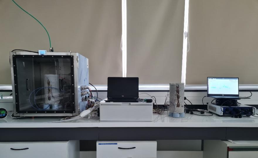 Dispositifs de déformation chimique sur des colis à échelle réduite instrumentés ; le suivi des déformations est réalisé à l’aide des jauges de déformation et de la fibre optique insérée à l’intérieur du colis.