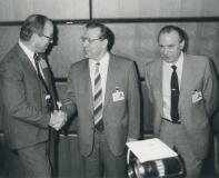 Archives de l'AIEA, conférence de presse tenue lors du Post-Accident Review Meeting on the Chernobyl accident : Hans Blix, directeur général de l'AIEA (à gauche), serre la main de M. V.A. Legasov, premier directeur adjoint de l'Institut de l'énergie atomique Kurchatov, URSS. 1986, Katholitzky, Stefan (copyright), IAEA-ARC-AV-PH-01-02-A2789-003.