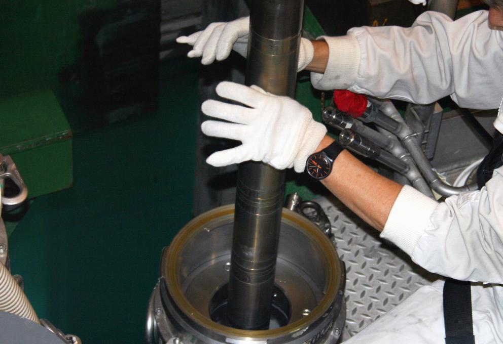 ​Insertion du dispositif dans son conteneur de stockage. (c) Gilles Bertin-Maghit / IRSN