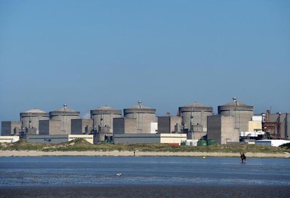 Digue en cours de construction qui doit protéger la centrale de Gravelines.