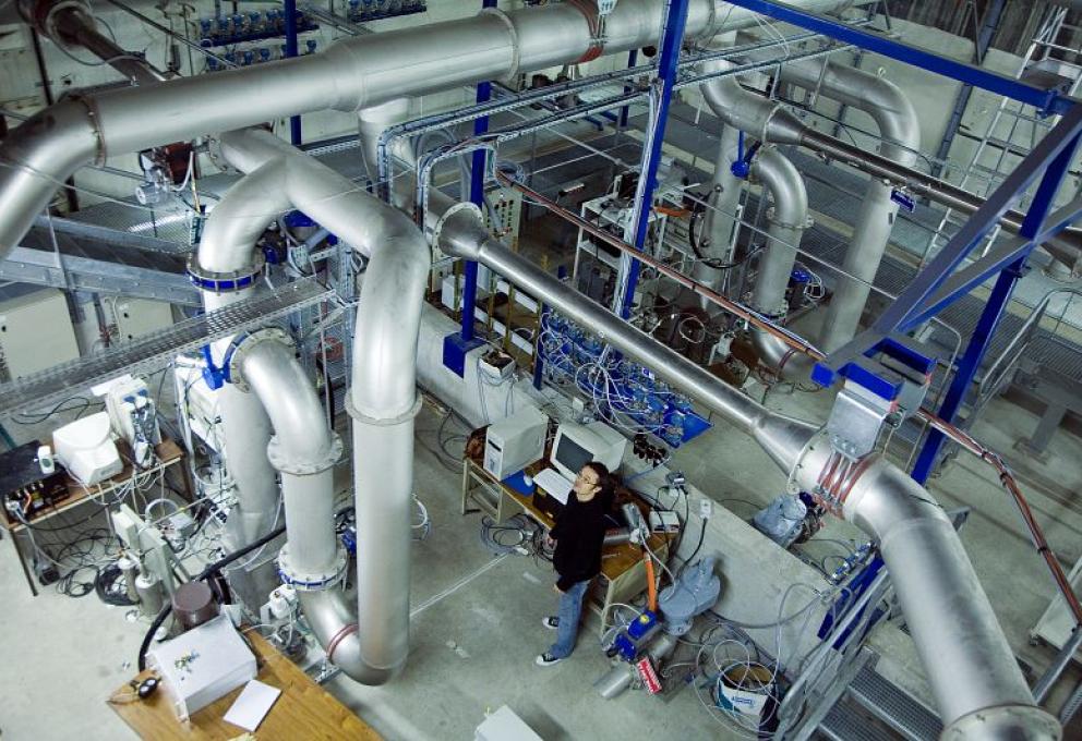 Programme international sur les feux Prisme. Tubulaire d'extraction des fumées dans l'enceinte de confinement de la salle de feu et capteur d'analyse - © Noak/Le bar Floréal/Médiathèque IRSN