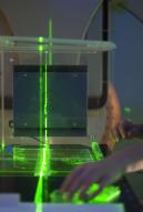 Alphée - incubateur (cube en plexiglas) qui permet de garder les échantillons de cellules à 37 °C. © Francesco Acerbis/IRSN